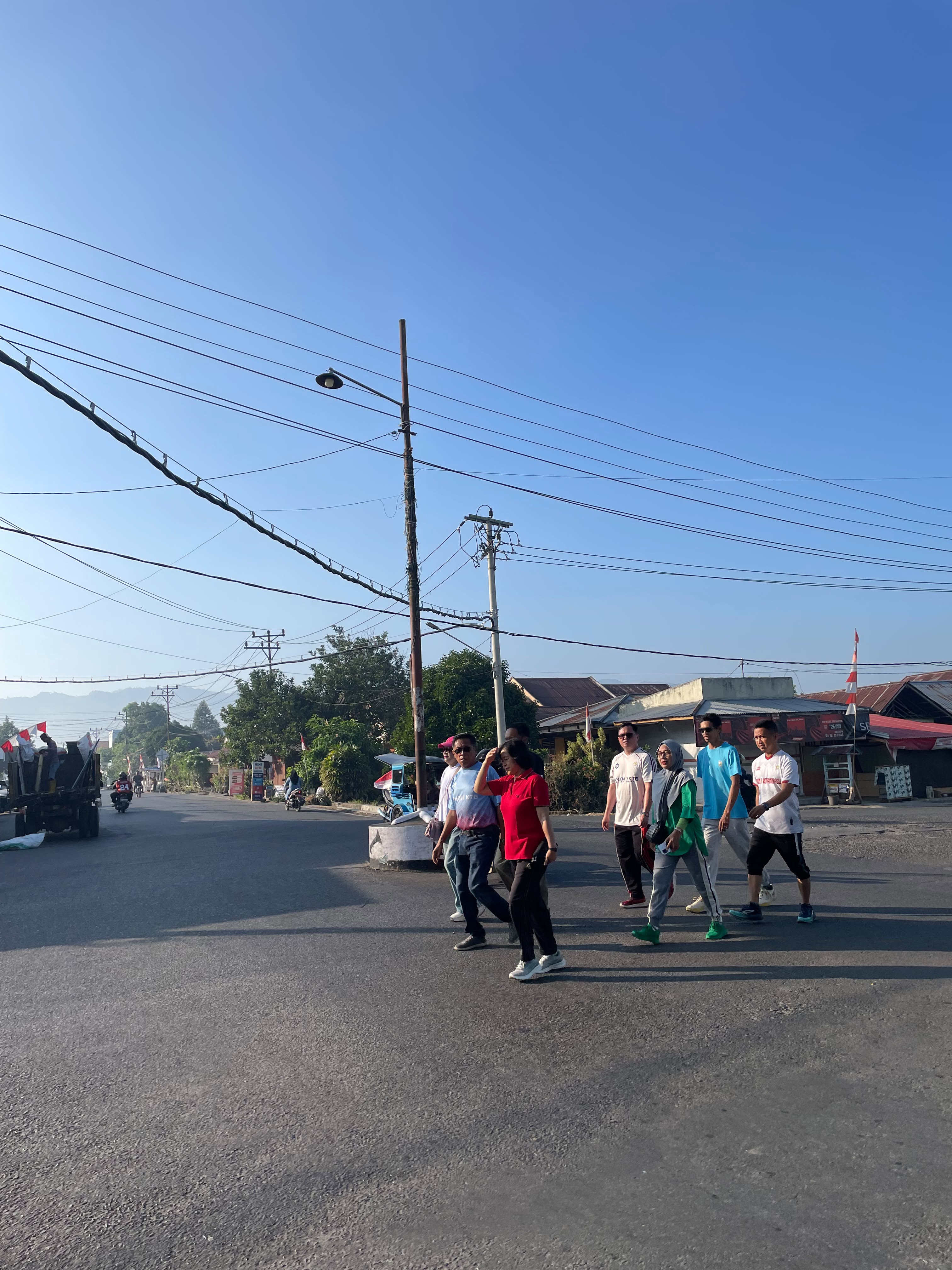 Warga SMKN 1 Kotamobagu Meriahkan Jalan Sehat HUT RI ke-81